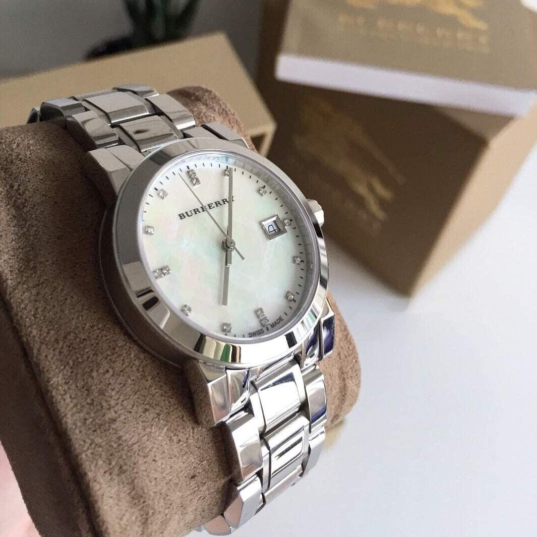 Burberry BU9125 The City Silbernes Zifferblatt Silberne Damen Uhr Burberry BU9125 The City Silbernes Zifferblatt Silberne Damen Uhr